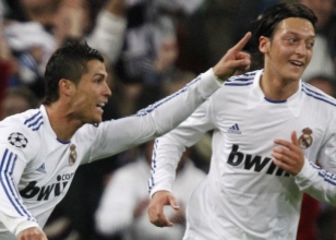 mesut-ronaldo582.jpg