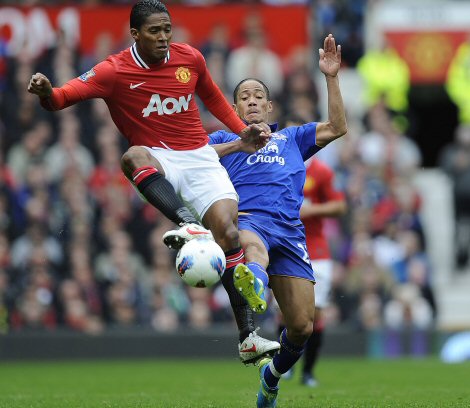 manchester_united_everton_valencia_pienaar.JPG