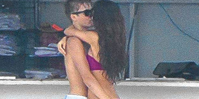 selena-just_640.jpg